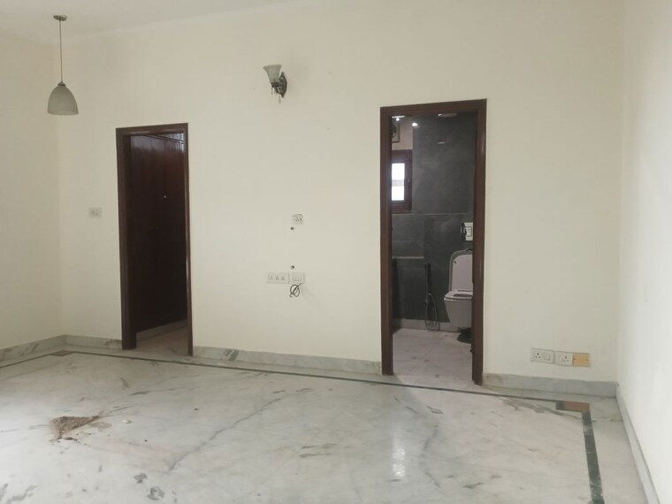 Room, friends colony 3 Bedroom 2500 Sq.Ft. Builder Floor In Friends Colony Delhi 9724083