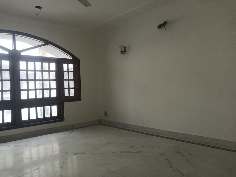 Room, friends colony 3 Bedroom 2500 Sq.Ft. Builder Floor In Friends Colony Delhi 9724083