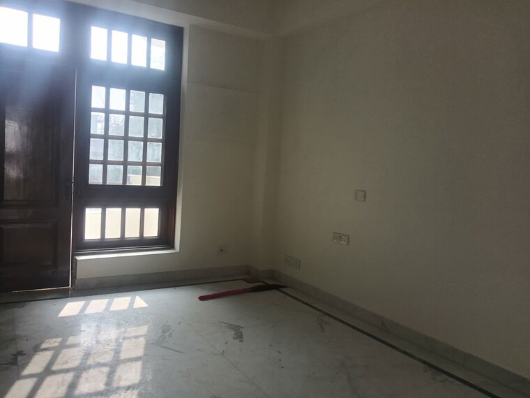 Room, friends colony 3 Bedroom 2500 Sq.Ft. Builder Floor In Friends Colony Delhi 9724083