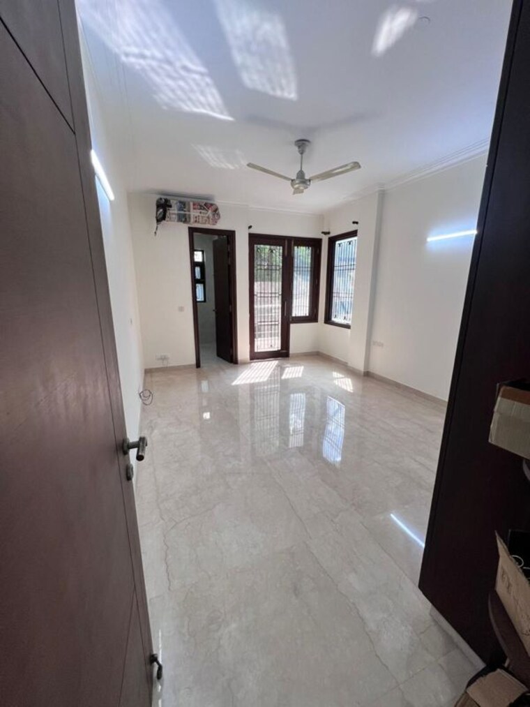 Room, greater kailash i 3 Bedroom 200 Sq.Yd. Builder Floor In Greater Kailash I Delhi 9724154