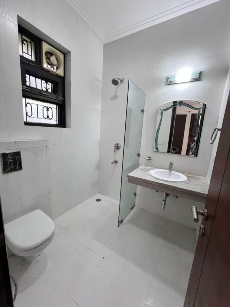 Bathroom, greater kailash i 3 Bedroom 200 Sq.Yd. Builder Floor In Greater Kailash I Delhi 9724154