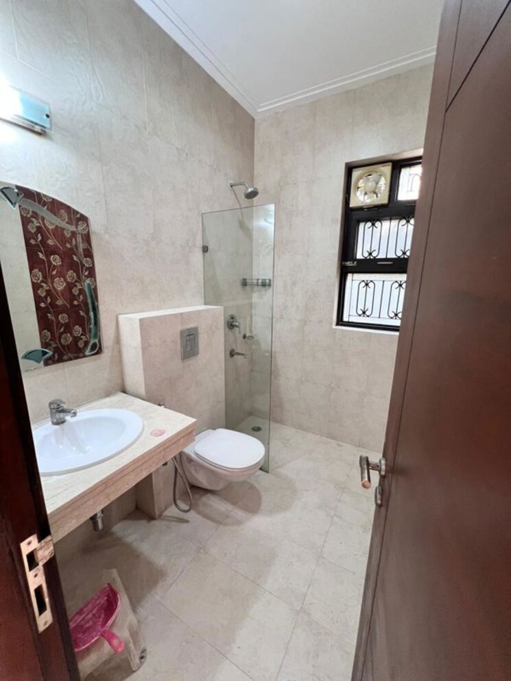 Bathroom, greater kailash i 3 Bedroom 200 Sq.Yd. Builder Floor In Greater Kailash I Delhi 9724154