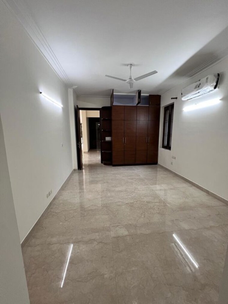 Room, greater kailash i 3 Bedroom 200 Sq.Yd. Builder Floor In Greater Kailash I Delhi 9724154