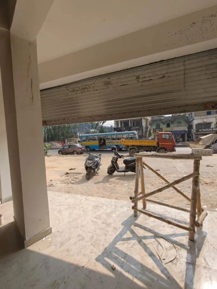  Parking, chinar park Commercial Showroom 1280 Sq.Ft. In Chinar Park Kolkata 9724399