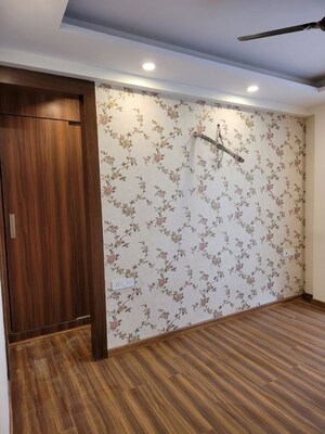 Room in 4 BHK Builder Floor at Unitech South City II, Sector 50 – for Rent