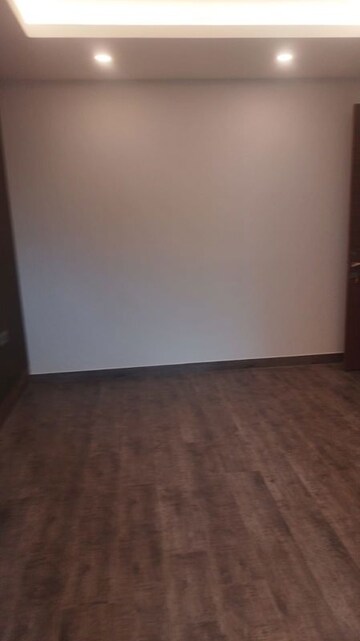 Room in 4 BHK Apartment at Suncity Platinum Towers, Sector 28 – for Sale