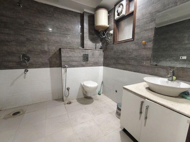 Bathroom, chattarpur 4 Bedroom 2000 Sq.Ft. Builder Floor In Chattarpur Delhi 9724584