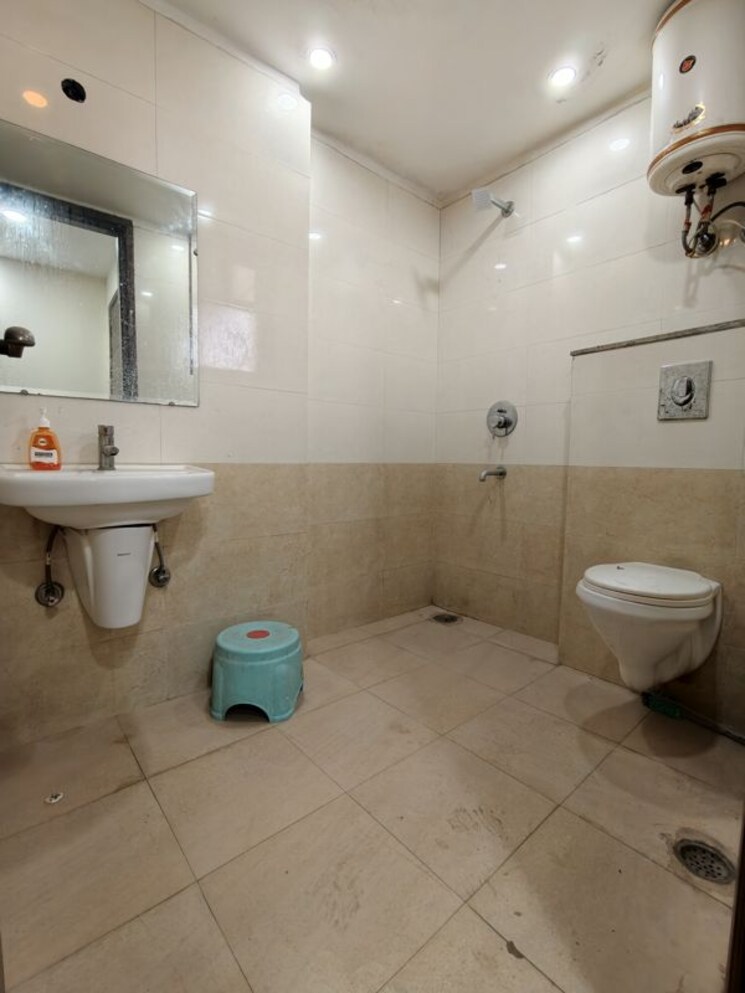 Bathroom, chattarpur 4 Bedroom 2000 Sq.Ft. Builder Floor In Chattarpur Delhi 9724584