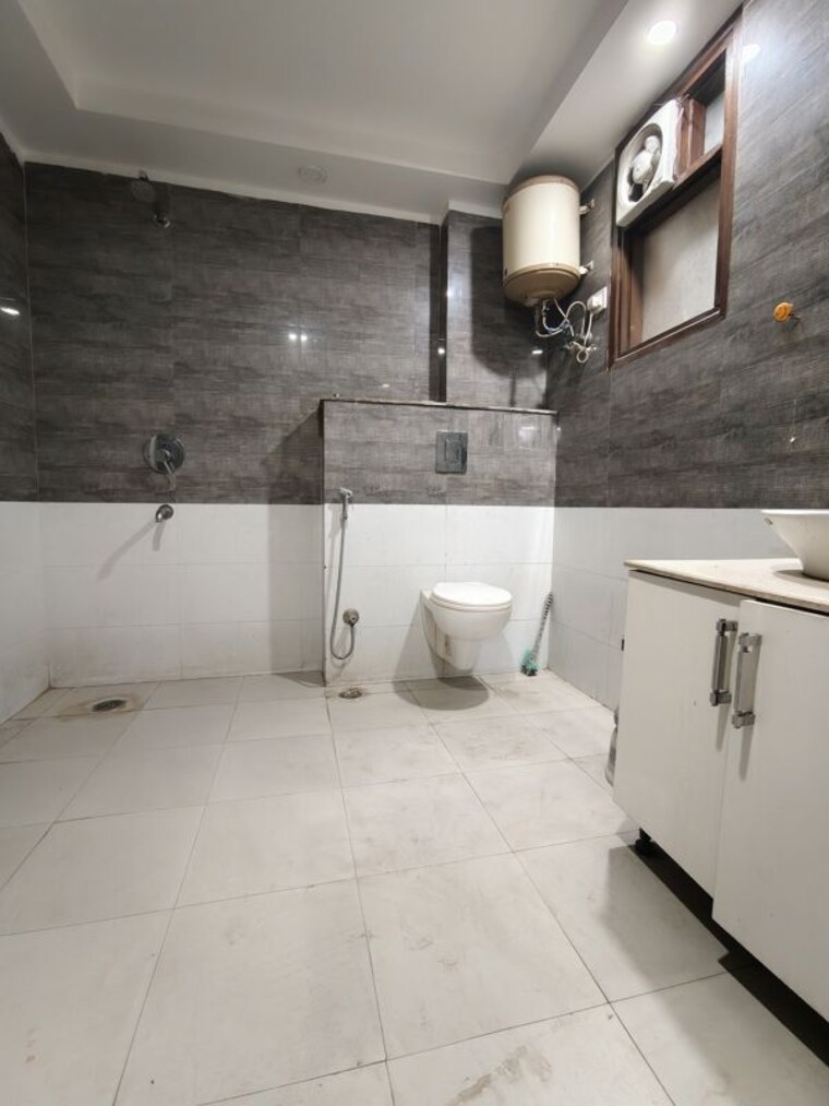 Bathroom, chattarpur 4 Bedroom 2000 Sq.Ft. Builder Floor In Chattarpur Delhi 9724584