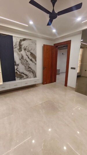 Room in 3 BHK Builder Floor at Palam Vihar – for Rent