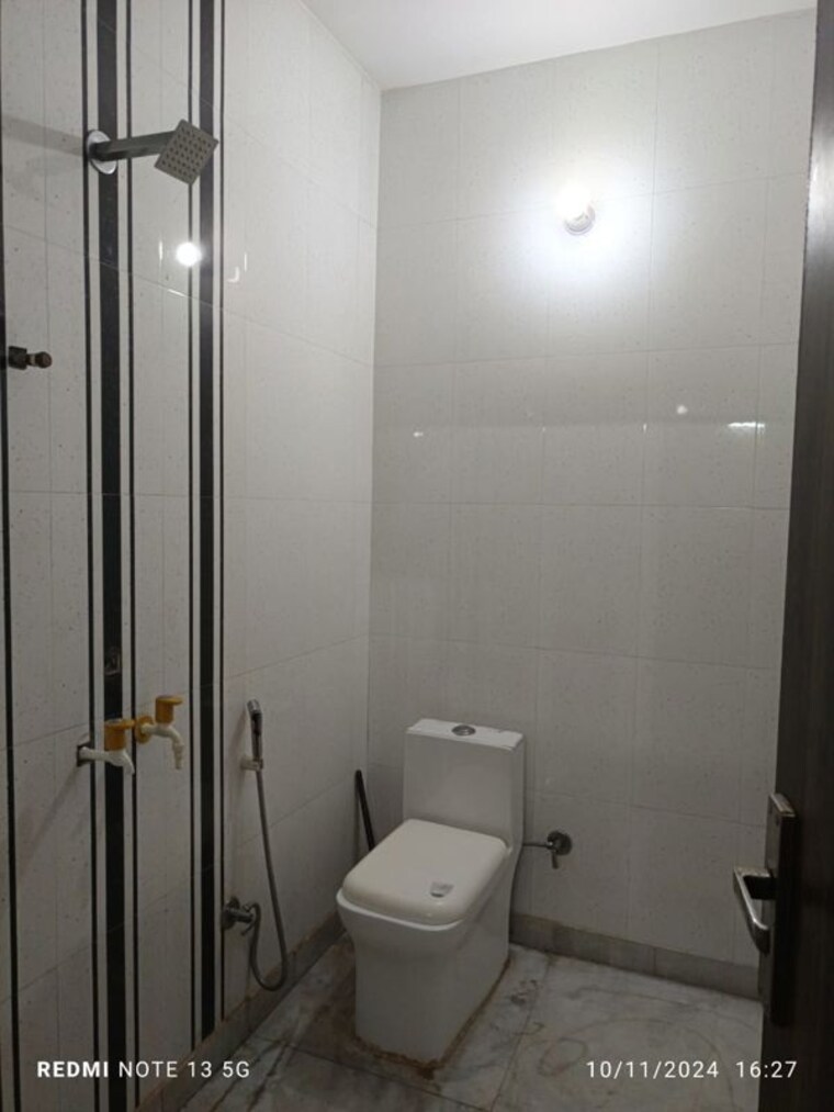 Bathroom, sector 46 1.5 Bedroom 100 Sq.Yd. Builder Floor In Sector 46 Gurgaon 9724676