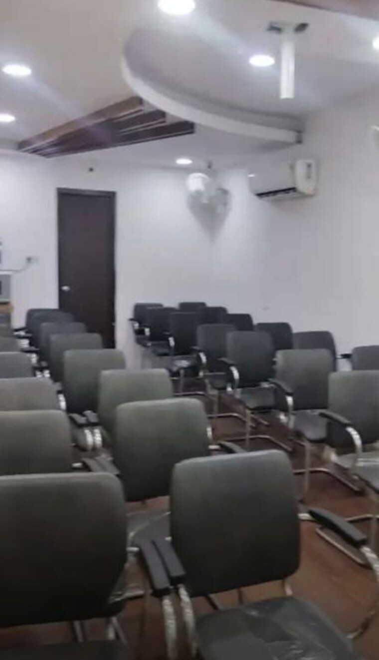 Team Area, hazratganj Commercial Office Space 1500 Sq.Ft. In Hazratganj Lucknow 9724800