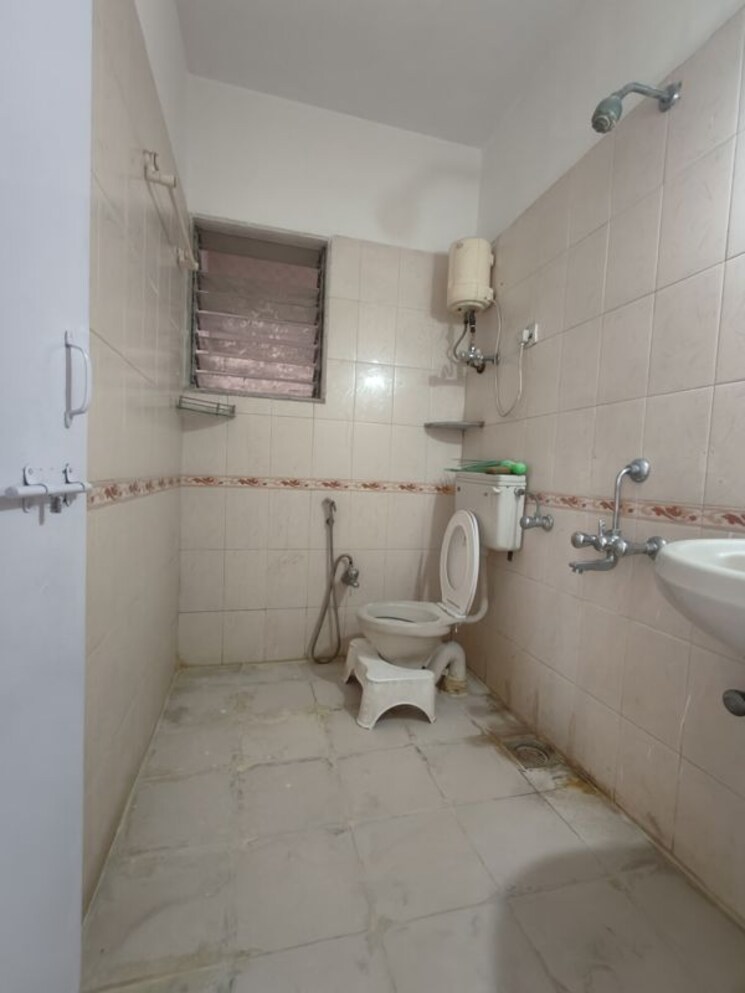 Bathroom, vedant-complex-chs 1 Bedroom 600 Sq.Ft. Apartment In Samata Nagar Thane 9724867