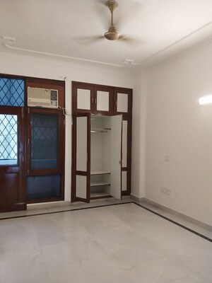 Room in 3 BHK Builder Floor at Safdarjung Enclave – for Rent
