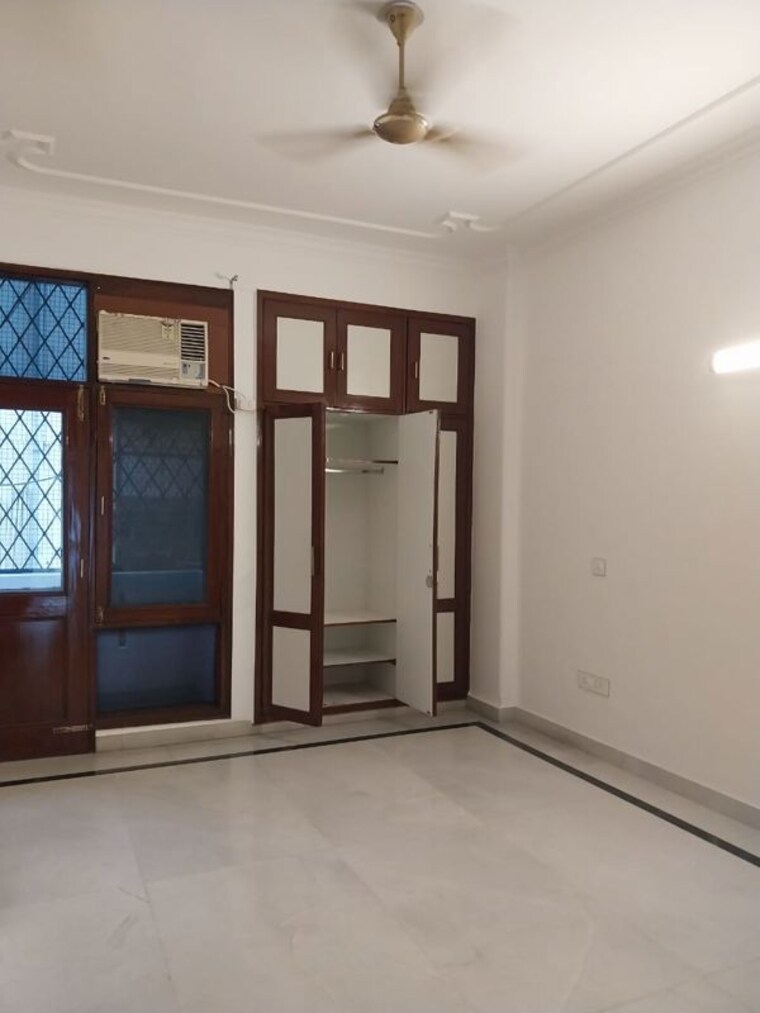 Room, safdarjung enclave 3 Bedroom 300 Sq.Yd. Builder Floor In Safdarjung Enclave Delhi 9724913