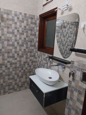 Team Area in 3 BHK Builder Floor at Safdarjung Enclave – for Rent