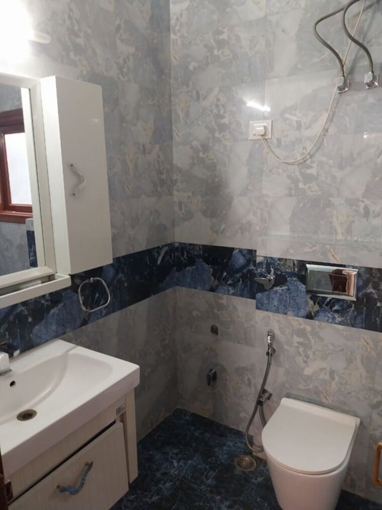 Kitchen, safdarjung enclave 3 Bedroom 300 Sq.Yd. Builder Floor In Safdarjung Enclave Delhi 9724913