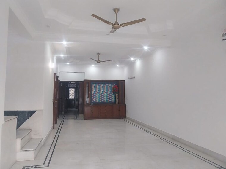 Room, safdarjung enclave 3 Bedroom 300 Sq.Yd. Builder Floor In Safdarjung Enclave Delhi 9724913