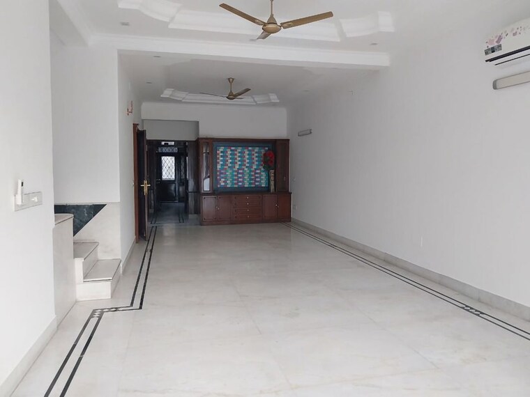 Room, safdarjung enclave 3 Bedroom 300 Sq.Yd. Builder Floor In Safdarjung Enclave Delhi 9724913