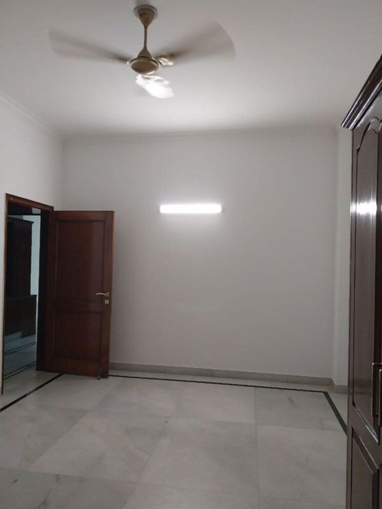 Room, safdarjung enclave 3 Bedroom 300 Sq.Yd. Builder Floor In Safdarjung Enclave Delhi 9724913
