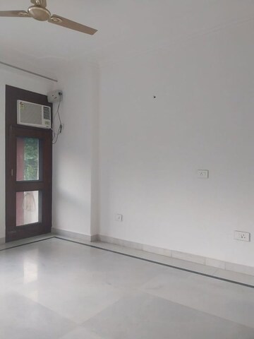 Room in 3 BHK Builder Floor at Safdarjung Enclave – for Rent