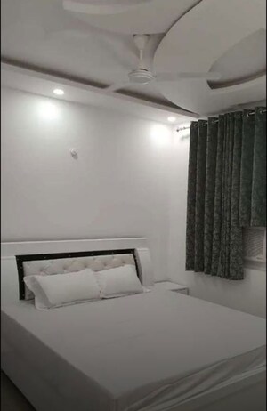 Room in 3 BHK Apartment at Gomti Nagar – for Rent