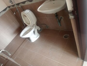 Bathroom in 3 BHK Apartment at Parsvnath Green Ville, Sector 48 – for Sale