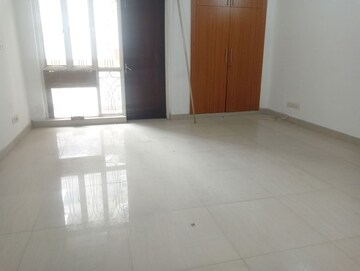 Room in 3.5 BHK Apartment at Parsvnath Green Ville, Sector 48 – for Sale