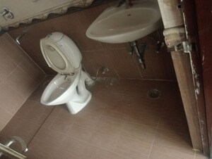 Bathroom in 3.5 BHK Apartment at Parsvnath Green Ville, Sector 48 – for Sale