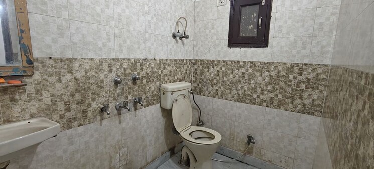 Bathroom, mayur vihar 1 1 Bedroom 450 Sq.Ft. Builder Floor In Mayur Vihar 1 Delhi 9725076