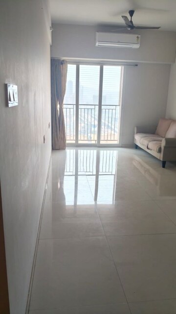 Room in 2 BHK Apartment at Rustomjee Urbania Azziano, Thane West – for Rent