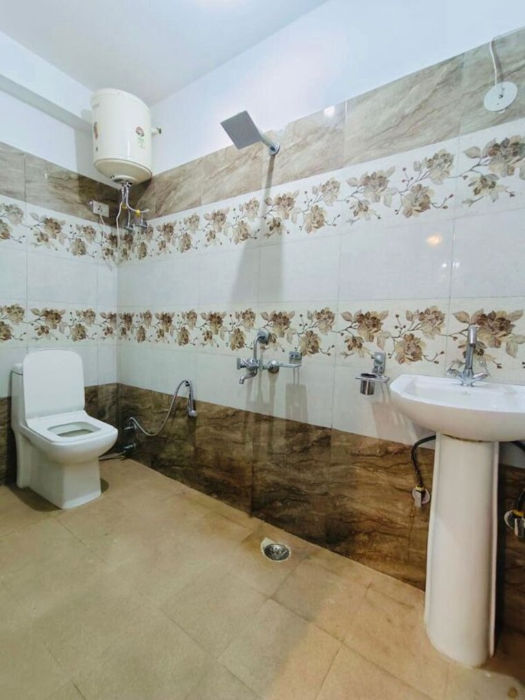 Bathroom, saket 2 Bedroom 950 Sq.Ft. Apartment In Saket Delhi 9725276