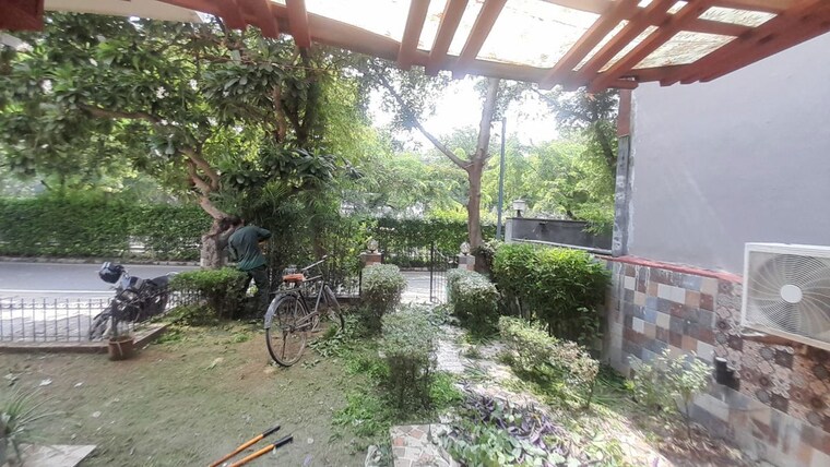 Garden, unitech-deerwood-chase 4 Bedroom 360 Sq.Yd. Villa In Nirvana Country Gurgaon 9725384