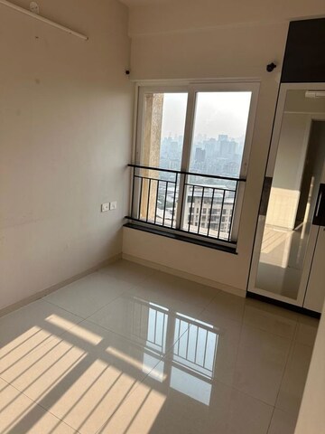Room in 2 BHK Apartment at Kalpataru Paramount, Kapur Bawdi – for Rent
