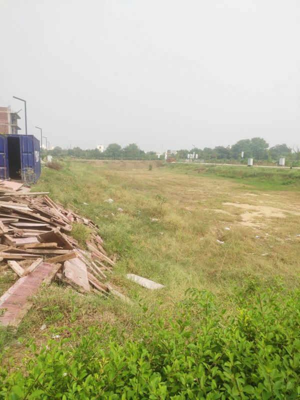 Plot For Sale in Sector 76