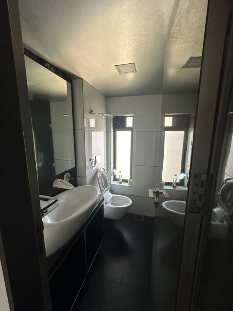 Bathroom, arihant-tower-byculla 3 Bedroom 1500 Sq.Ft. Apartment In Byculla Mumbai 9725498