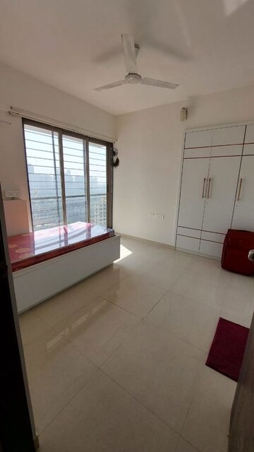 Room in 2 BHK Apartment at Runwal Eirene, Balkum Pada – for Rent