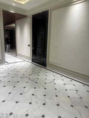 Room in 3 BHK Builder Floor at Chanakyapuri – for Sale