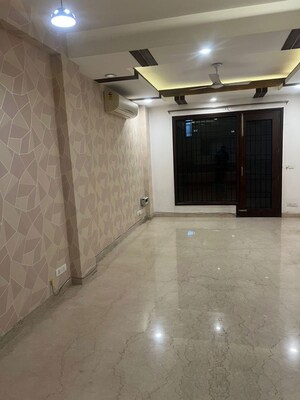 Room in 3.5 BHK Builder Floor at Safdarjung Enclave – for Rent