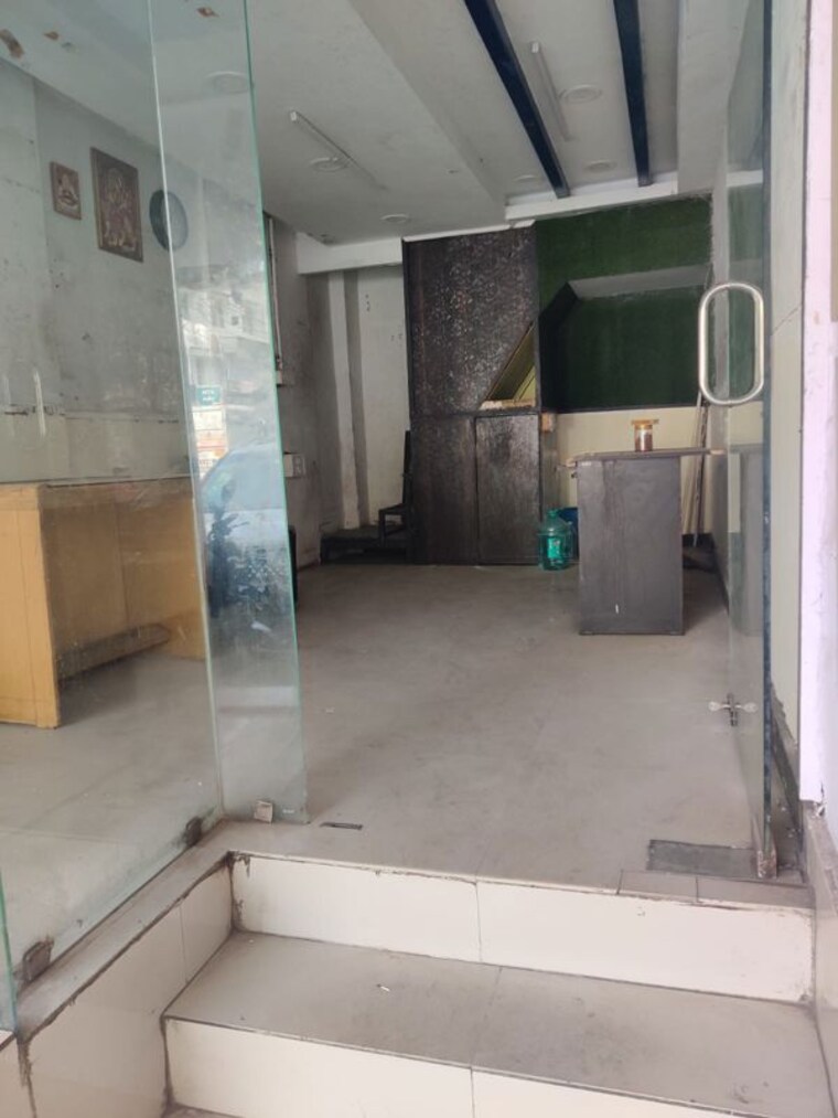 Room, green park extension Commercial Shop 500 Sq.Ft. In Green Park Extension Delhi 9725889