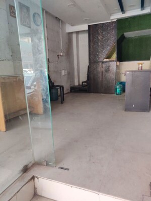 Room in  Shop at Green Park Extension – for Rent