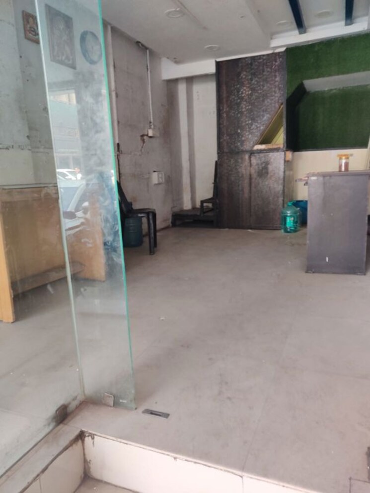 Room, green park extension Commercial Shop 500 Sq.Ft. In Green Park Extension Delhi 9725889