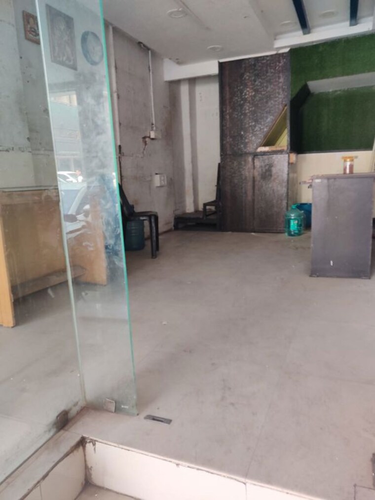 Room, green park extension Commercial Shop 500 Sq.Ft. In Green Park Extension Delhi 9725889