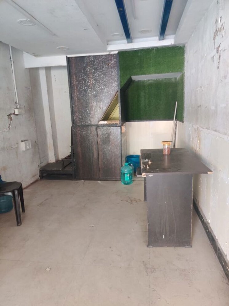 Room, green park extension Commercial Shop 500 Sq.Ft. In Green Park Extension Delhi 9725889