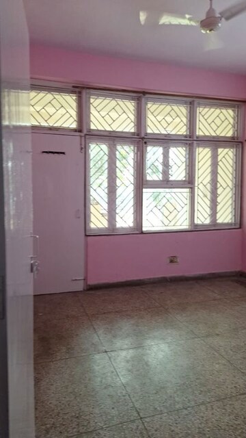 Room in 3 BHK Apartment at Amrapali Golf Homes, Sector 4 Greater Noida – for Rent