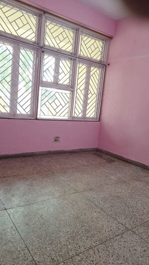 Room in 3 BHK Apartment at Amrapali Golf Homes, Sector 4 Greater Noida – for Rent