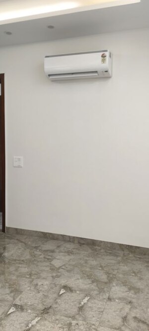 Room in 6+ BHK Villa at RWA Apartments Sector 52, Sector 52 – for Rent