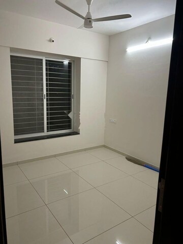 Room in 2 BHK Apartment at Yashwin Orizzonte, Kharadi – for Rent