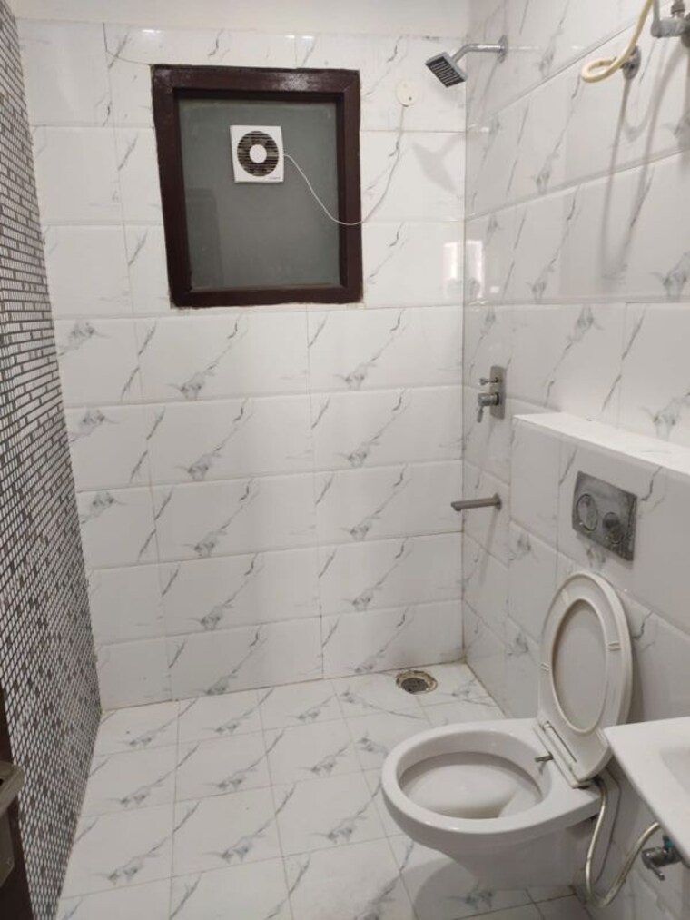 Bathroom, pir machalla 3 Bedroom 1250 Sq.Ft. Builder Floor In Pir Machalla Zirakpur 9726061