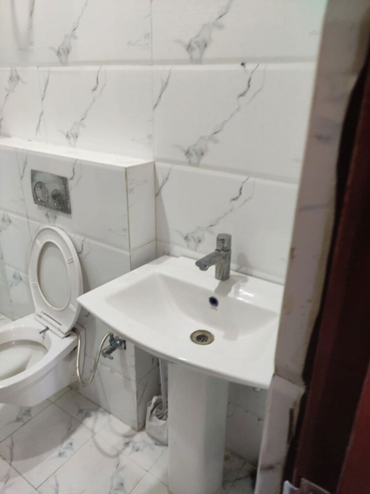 Bathroom, pir machalla 3 Bedroom 1250 Sq.Ft. Builder Floor In Pir Machalla Zirakpur 9726061